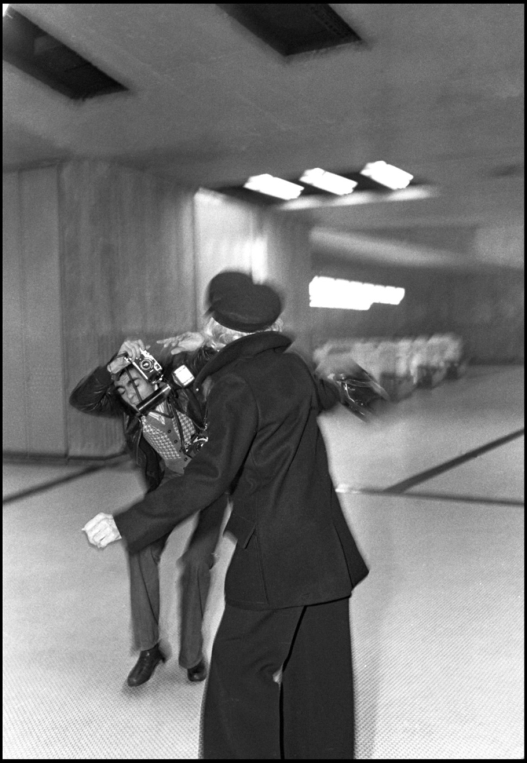 Marlena Dietrich na lotnisku Orly; fot. Daniel Angeli, 1975, Centre Pompidou-Metz